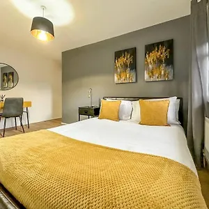  Holiday home Newly Refurbished 3 Bed House Near O2 Arena
